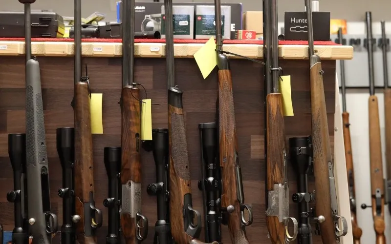 Waffen und Munition